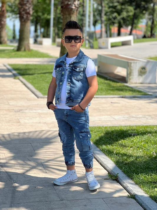 סט דינים כחול לילדים – חולצה לבנה, וסט אלגנטי ומכנס ג'ינס