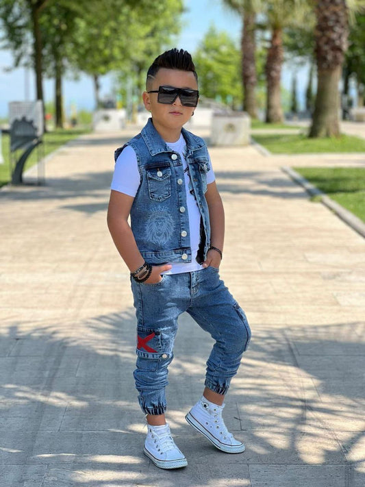 סט דינים כחול לילדים – חולצה לבנה, וסט אלגנטי ומכנס ג'ינס