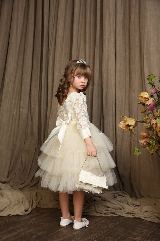 שמלת טול נסיכותית - מראה מהאגדות עם תיק אלגנטי